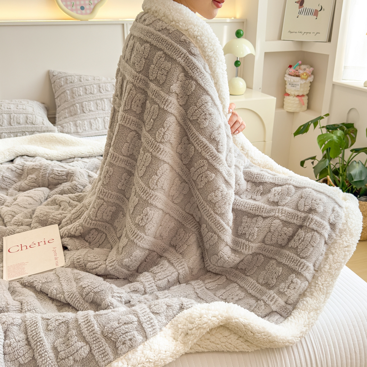 91家纺网 家纺一手货源 找家纺 世纪绒品 2025新款多宝熊羊羔绒双层毛毯 多宝熊-太空灰