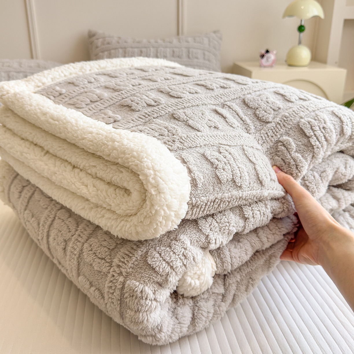 91家纺网 家纺一手货源 找家纺 世纪绒品 2025新款多宝熊羊羔绒双层毛毯 多宝熊-太空灰