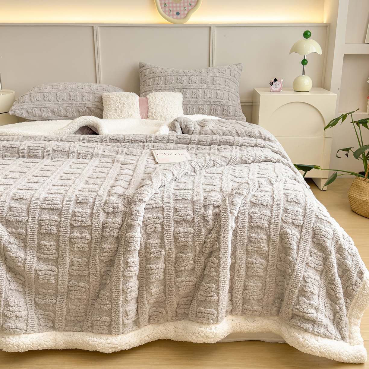 91家纺网 家纺一手货源 找家纺 世纪绒品 2025新款多宝熊羊羔绒双层毛毯 多宝熊-太空灰