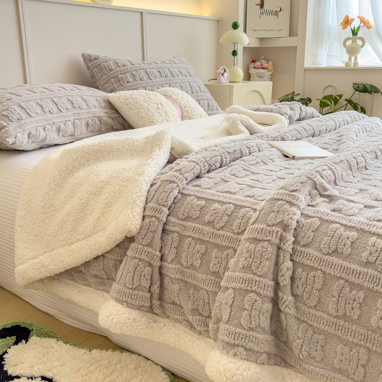 91家纺网 家纺一手货源 找家纺 世纪绒品 2025新款多宝熊羊羔绒双层毛毯 多宝熊-太空灰