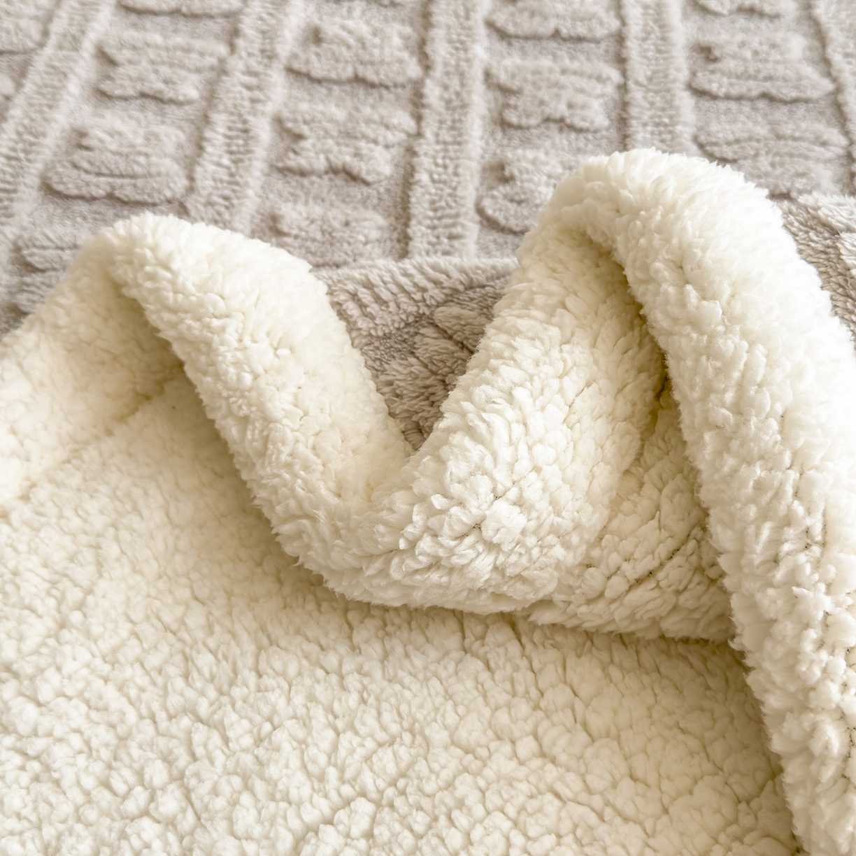 91家纺网 家纺一手货源 找家纺 世纪绒品 2025新款多宝熊羊羔绒双层毛毯 多宝熊-太空灰