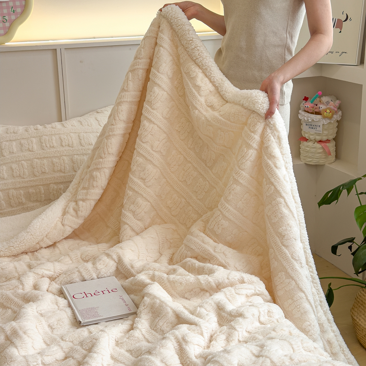 91家纺网 家纺一手货源 找家纺 世纪绒品 2025新款多宝熊羊羔绒双层毛毯 多宝熊-月牙白