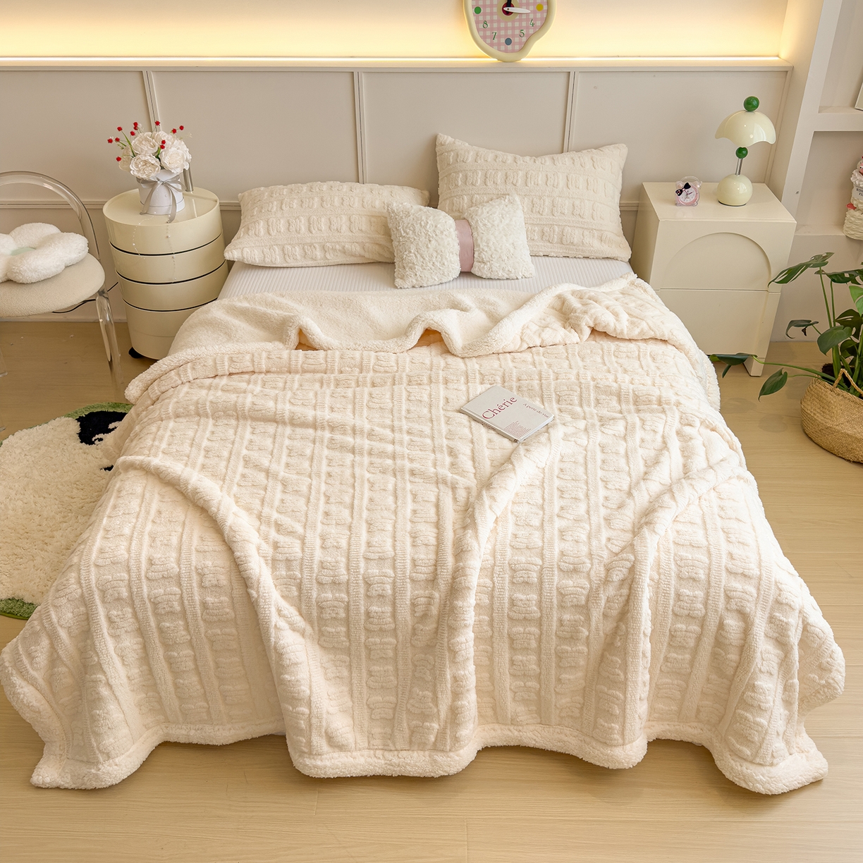 91家纺网 家纺一手货源 找家纺 世纪绒品 2025新款多宝熊羊羔绒双层毛毯 多宝熊-月牙白