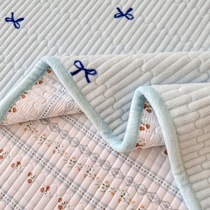 91家纺网 家纺一手货源 找家纺 岚吉家纺 2025新款全棉133*72宝宝绒棉加绒一面纯棉一面牛奶绒双面可用单床盖学生床床垫 床盖单件 樱桃花