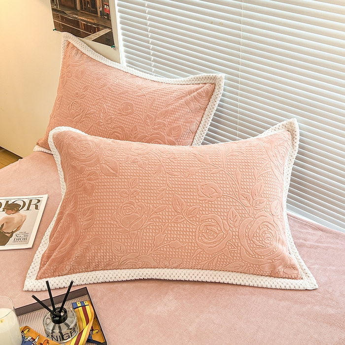 91家纺网 家纺一手货源 找家纺 倾慕  2026新款3D立体雕花牛奶绒单枕套 玫瑰恋情粉