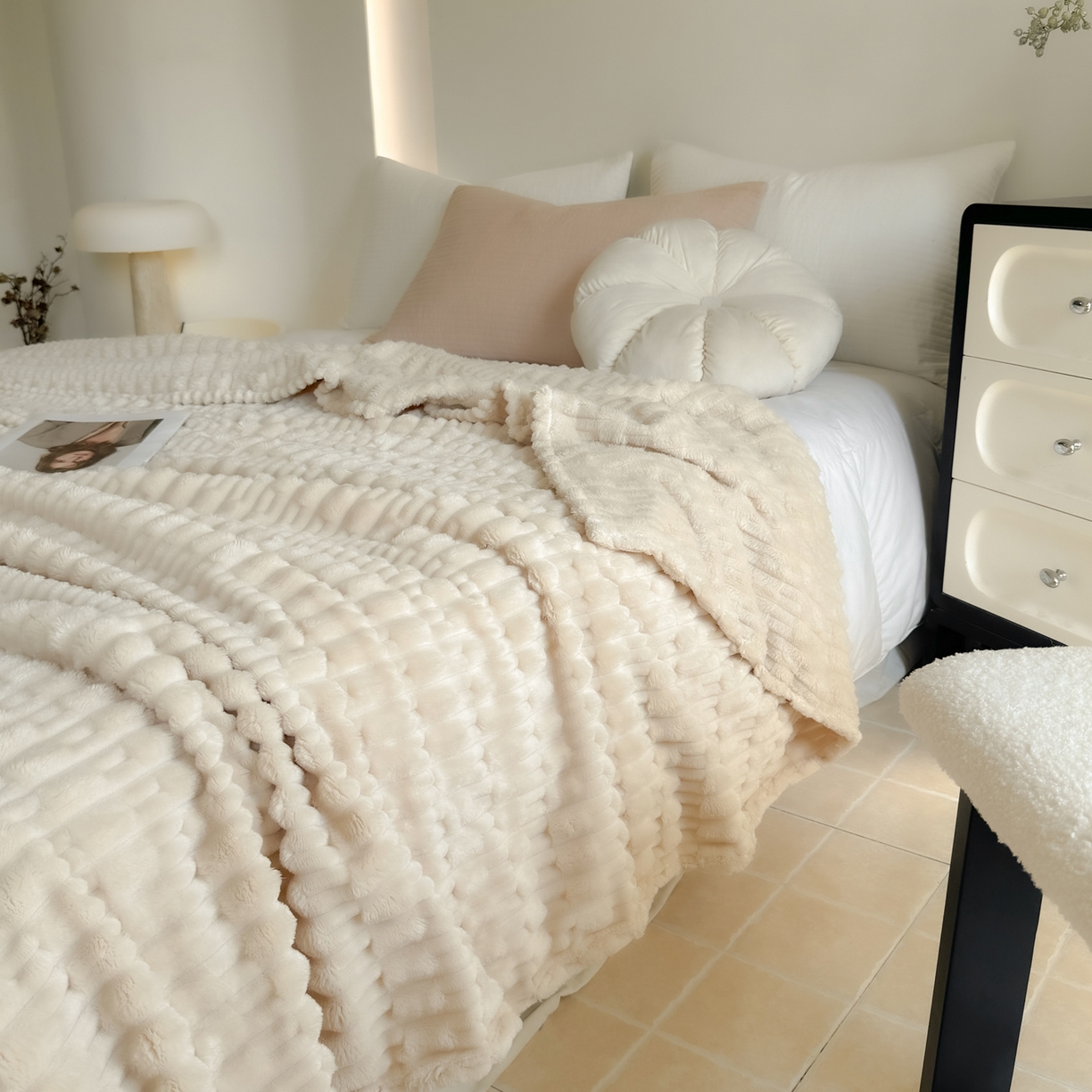 91家纺网 家纺一手货源 找家纺 穆琪 2025新款高克重竹节绒毛毯兔毛绒办公家用多功能毯子 云朵白