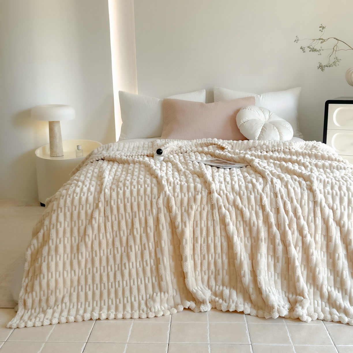 91家纺网 家纺一手货源 找家纺 穆琪 2025新款高克重竹节绒毛毯兔毛绒办公家用多功能毯子 云朵白