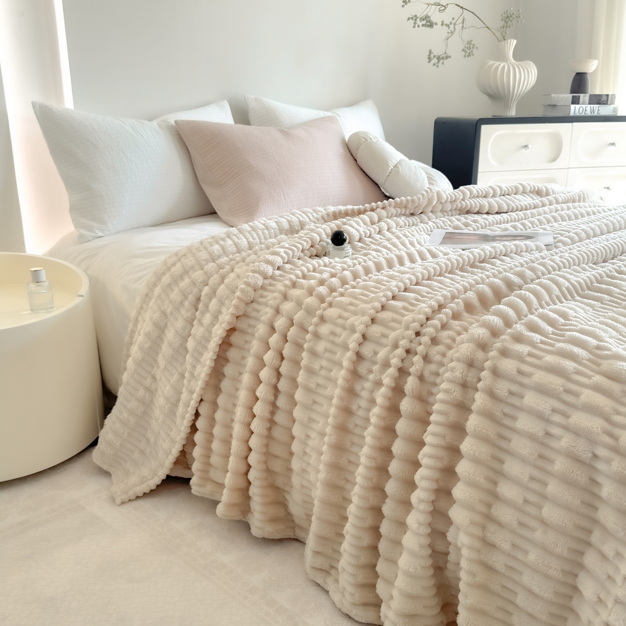 91家纺网 家纺一手货源 找家纺 穆琪 2025新款高克重竹节绒毛毯兔毛绒办公家用多功能毯子 云朵白