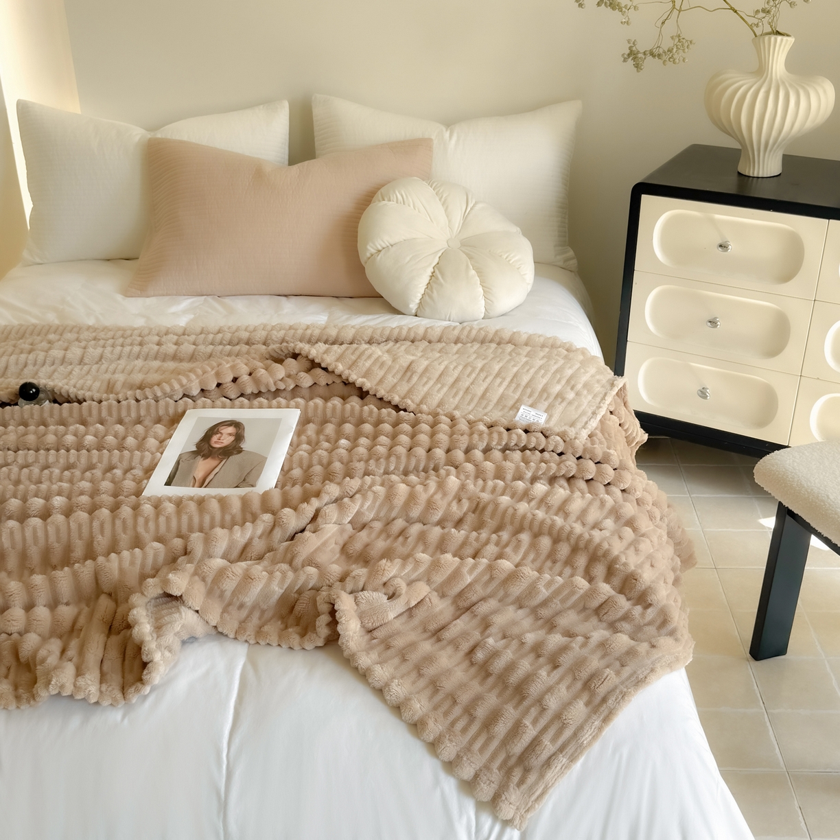 91家纺网 家纺一手货源 找家纺 穆琪 2025新款高克重竹节绒毛毯兔毛绒办公家用多功能毯子 奶茶棕