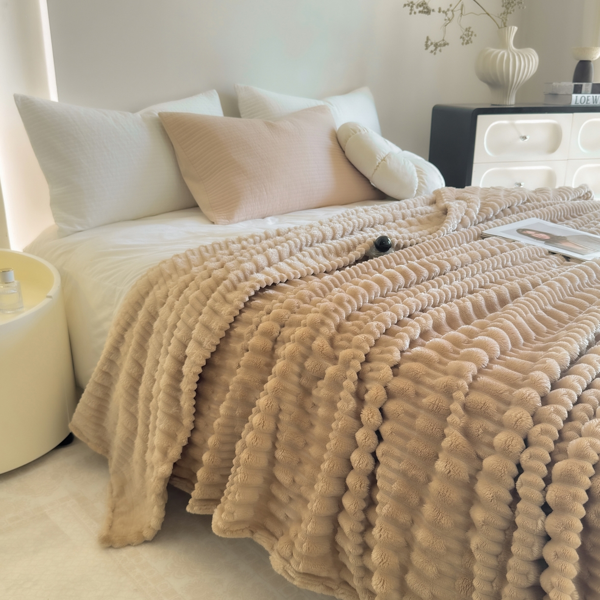 91家纺网 家纺一手货源 找家纺 穆琪 2025新款高克重竹节绒毛毯兔毛绒办公家用多功能毯子 奶茶棕