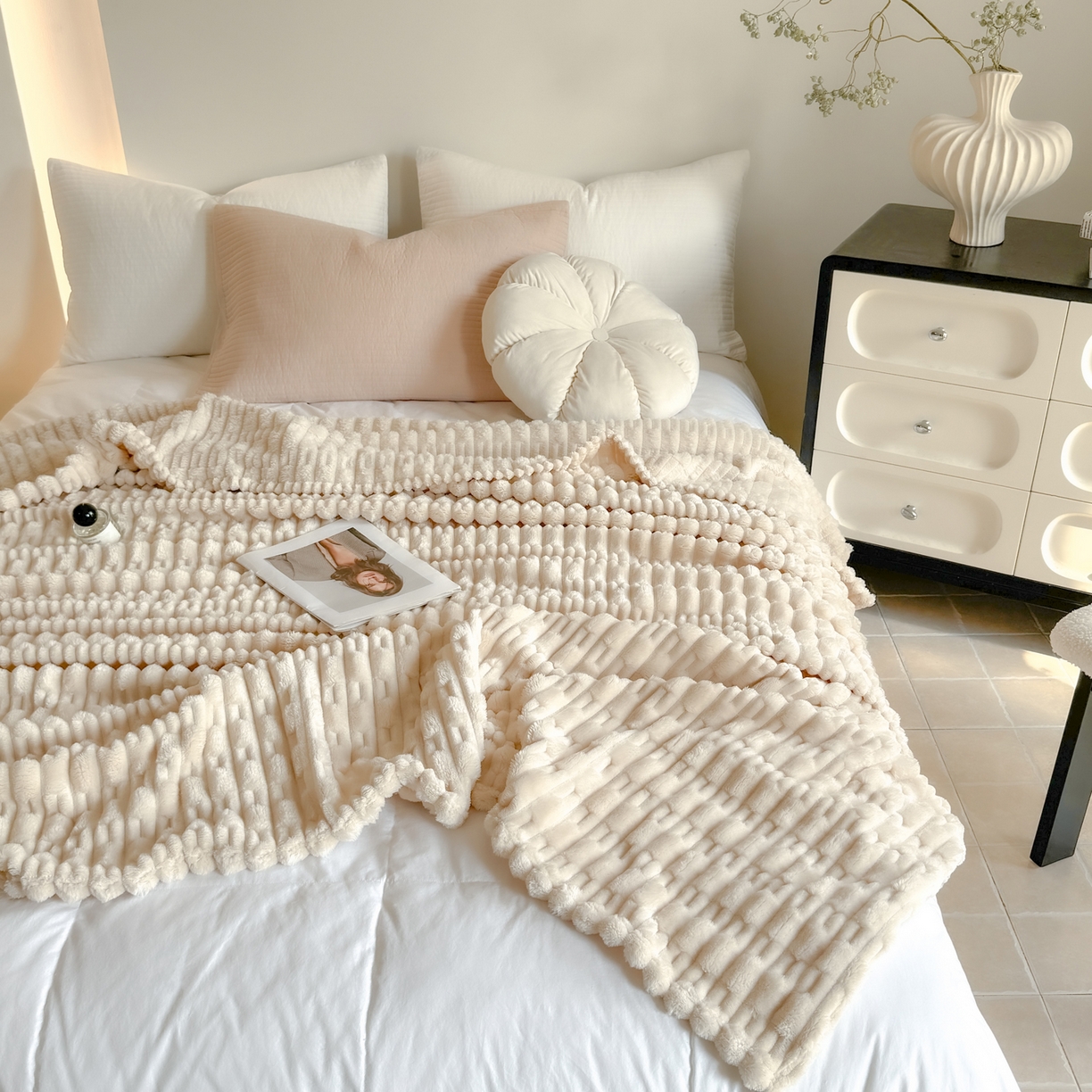 91家纺网 家纺一手货源 找家纺 穆琪 2025新款高克重竹节绒毛毯兔毛绒办公家用多功能毯子 云朵白