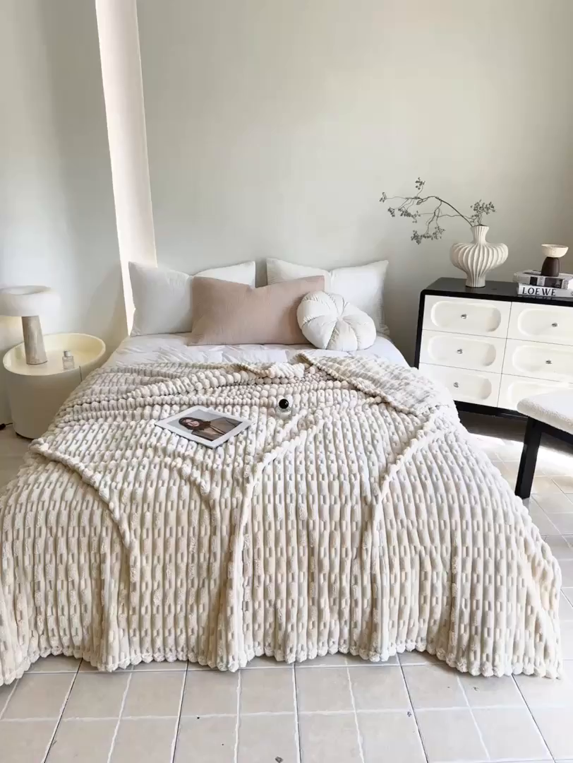 91家纺网 家纺一手货源 找家纺 穆琪 2025新款高克重竹节绒毛毯兔毛绒办公家用多功能毯子 云朵白