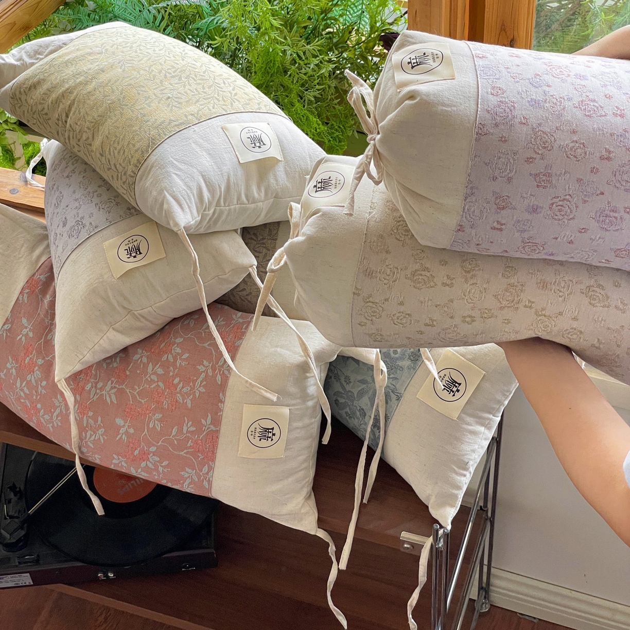 91家纺网 家纺一手货源 找家纺 （总）亦帆枕芯 2025新款全棉纯棉棉麻提花枕头枕芯高低两用调节可拆洗荞麦枕芯加枕套,花朵粉-棉麻提花高低两用枕,花朵灰-棉麻提花高低两用枕,花朵米黄-棉麻提花高低两用枕,柳叶卡其-棉麻提花高低两用枕,柳叶米黄-棉麻提花高低两用枕,藤蔓豆沙-棉麻提花高低两用枕,野花蓝-棉麻提花高低两用枕,组合图仅供展示不可下单