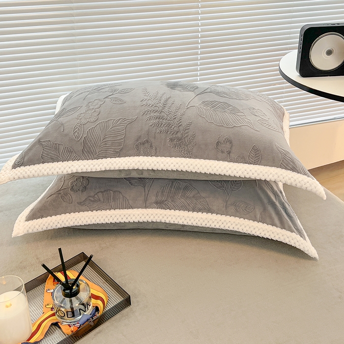 91家纺网 家纺一手货源 找家纺 倾慕  2026新款3D立体雕花牛奶绒单枕套 花雕灰