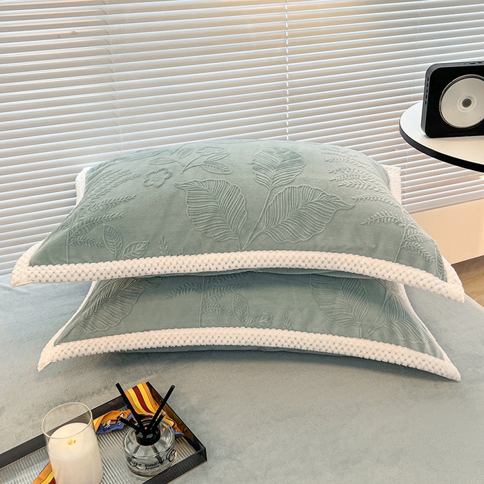 91家纺网 家纺一手货源 找家纺 倾慕  2026新款3D立体雕花牛奶绒单枕套 花雕蓝