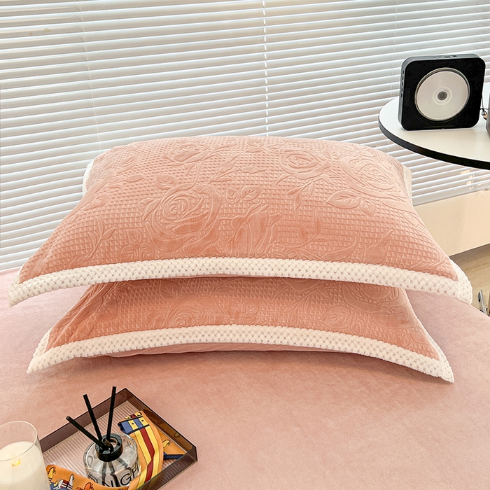 91家纺网 家纺一手货源 找家纺 倾慕  2026新款3D立体雕花牛奶绒单枕套 玫瑰恋情粉