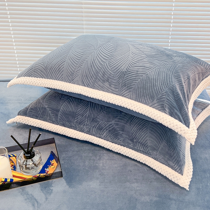 91家纺网 家纺一手货源 找家纺 倾慕  2026新款3D立体雕花牛奶绒单枕套 新芭蕉叶湖蓝