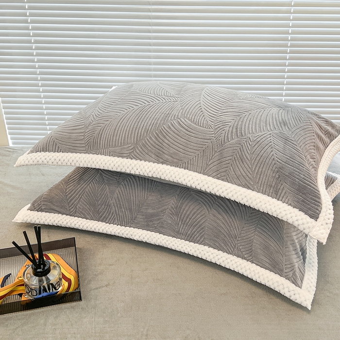 91家纺网 家纺一手货源 找家纺 倾慕  2026新款3D立体雕花牛奶绒单枕套 新芭蕉叶灰