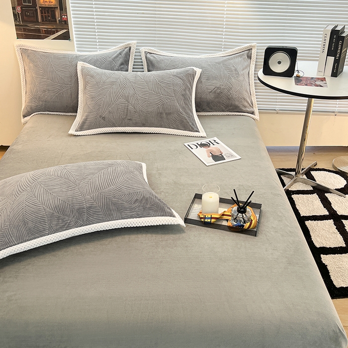 91家纺网 家纺一手货源 找家纺 倾慕  2026新款3D立体雕花牛奶绒单枕套 新芭蕉叶灰