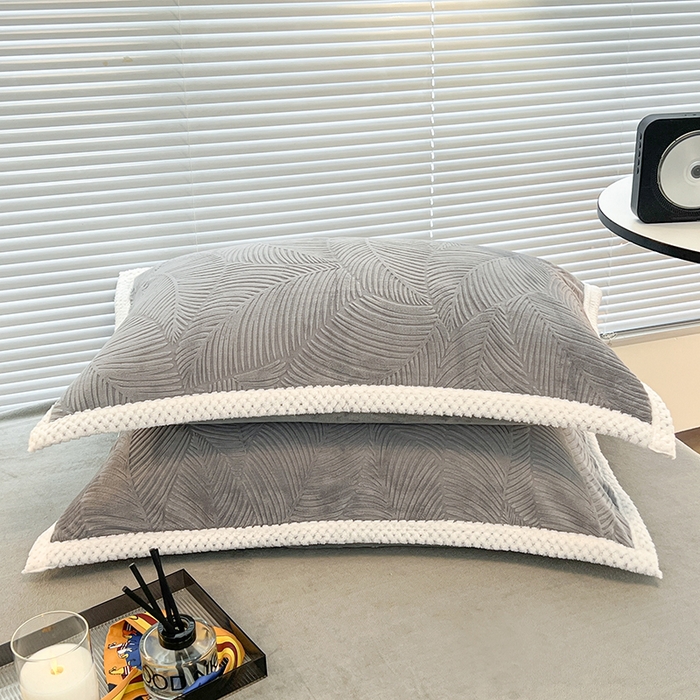 91家纺网 家纺一手货源 找家纺 倾慕  2026新款3D立体雕花牛奶绒单枕套 新芭蕉叶灰