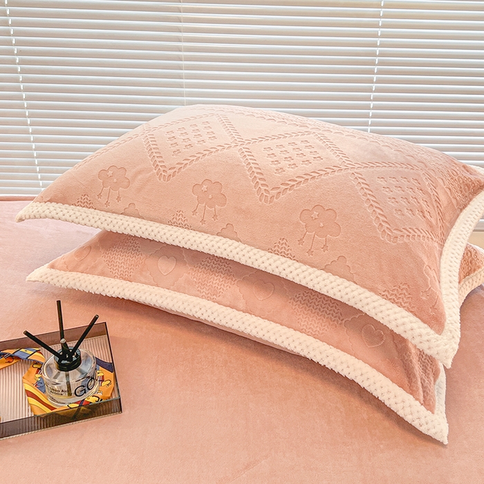 91家纺网 家纺一手货源 找家纺 倾慕  2026新款3D立体雕花牛奶绒单枕套 新泫雅花藕粉