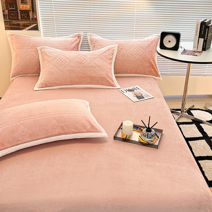 91家纺网 家纺一手货源 找家纺 倾慕  2026新款3D立体雕花牛奶绒单枕套 新泫雅花藕粉