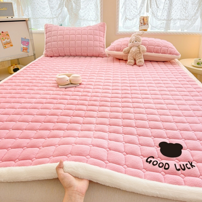 91家纺网 家纺一手货源 找家纺 爱屋及屋 2025新款牛奶绒纯色床护垫-好运熊大床系列 粉色