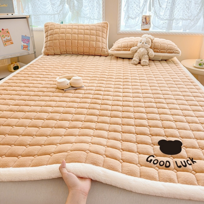 91家纺网 家纺一手货源 找家纺 爱屋及屋 2025新款牛奶绒纯色床护垫-好运熊大床系列 卡其