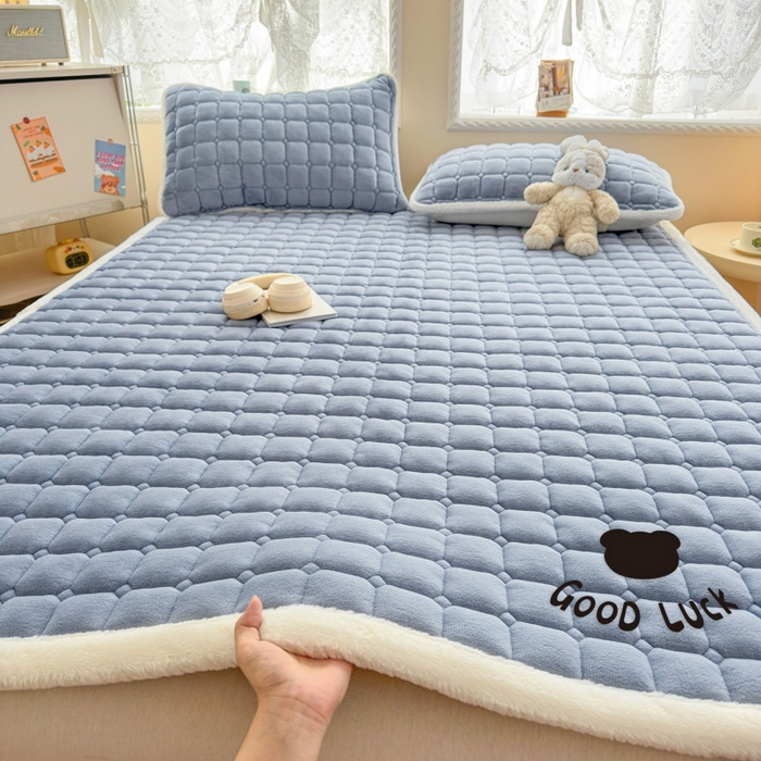 91家纺网 家纺一手货源 找家纺 爱屋及屋 2025新款牛奶绒纯色床护垫-好运熊大床系列 浅灰