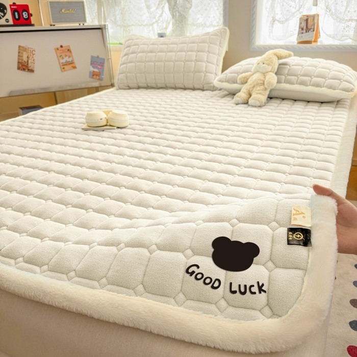 91家纺网 家纺一手货源 找家纺 爱屋及屋 2025新款牛奶绒纯色床护垫-好运熊大床系列 米白