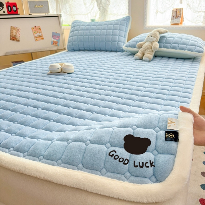 91家纺网 家纺一手货源 找家纺 爱屋及屋 2025新款牛奶绒纯色床护垫-好运熊大床系列 天空蓝