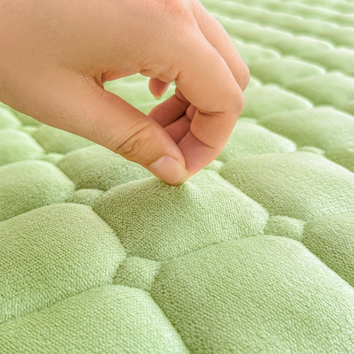 91家纺网 家纺一手货源 找家纺 爱屋及屋 2025新款牛奶绒纯色床护垫-好运熊大床系列 草绿