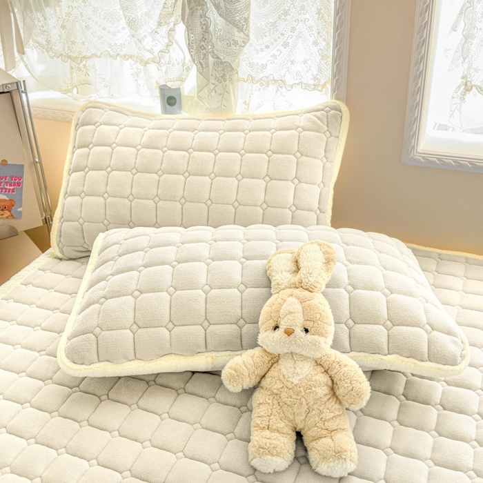 91家纺网 家纺一手货源 找家纺 爱屋及屋 2025新款牛奶绒纯色床护垫-好运熊大床系列 米白