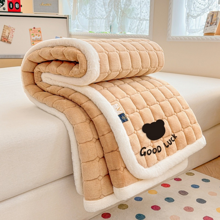 91家纺网 家纺一手货源 找家纺 爱屋及屋 2025新款牛奶绒纯色床护垫-好运熊大床系列 卡其