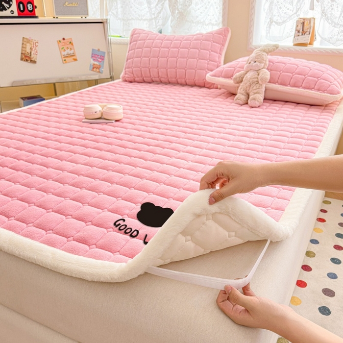 91家纺网 家纺一手货源 找家纺 爱屋及屋 2025新款牛奶绒纯色床护垫-好运熊大床系列 粉色