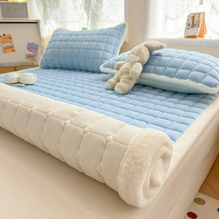 91家纺网 家纺一手货源 找家纺 爱屋及屋 2025新款牛奶绒纯色床护垫-好运熊大床系列 天空蓝