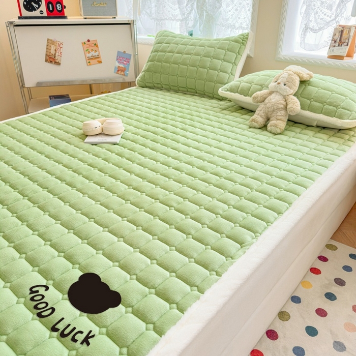 91家纺网 家纺一手货源 找家纺 爱屋及屋 2025新款牛奶绒纯色床护垫-好运熊大床系列 草绿