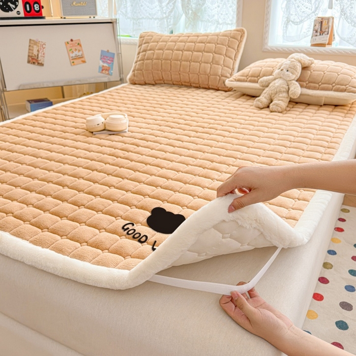 91家纺网 家纺一手货源 找家纺 爱屋及屋 2025新款牛奶绒纯色床护垫-好运熊大床系列 卡其