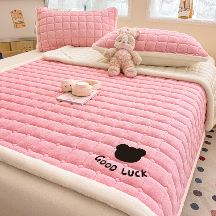 91家纺网 家纺一手货源 找家纺 爱屋及屋 2025新款牛奶绒纯色床护垫-好运熊大床系列 粉色