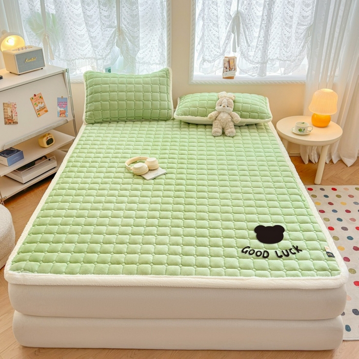 91家纺网 家纺一手货源 找家纺 爱屋及屋 2025新款牛奶绒纯色床护垫-好运熊大床系列 草绿