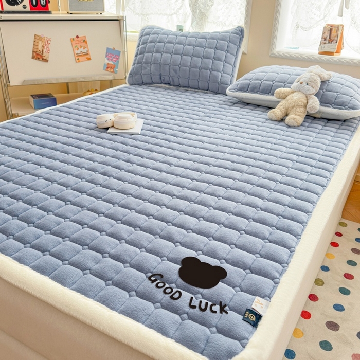 91家纺网 家纺一手货源 找家纺 爱屋及屋 2025新款牛奶绒纯色床护垫-好运熊大床系列 浅灰