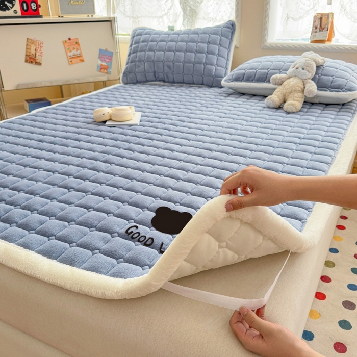 91家纺网 家纺一手货源 找家纺 爱屋及屋 2025新款牛奶绒纯色床护垫-好运熊大床系列 浅灰