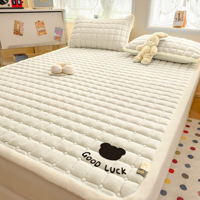 91家纺网 家纺一手货源 找家纺 爱屋及屋 2025新款牛奶绒纯色床护垫-好运熊大床系列 米白