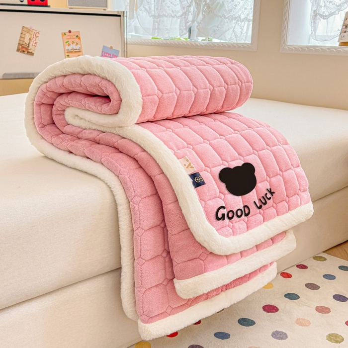 91家纺网 家纺一手货源 找家纺 爱屋及屋 2025新款牛奶绒纯色床护垫-好运熊大床系列 粉色