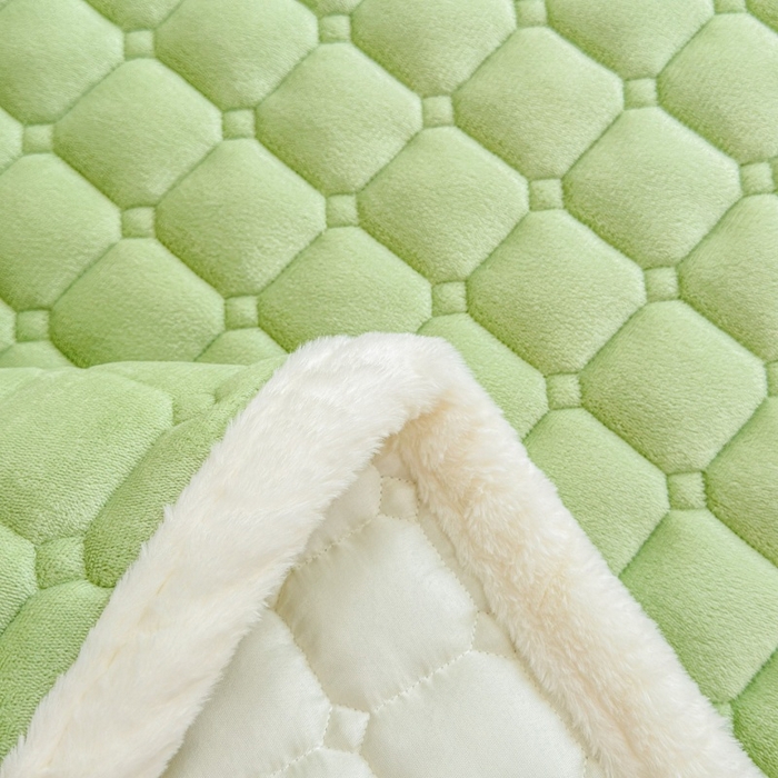 91家纺网 家纺一手货源 找家纺 爱屋及屋 2025新款牛奶绒纯色床护垫-好运熊大床系列 草绿