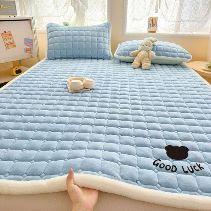 91家纺网 家纺一手货源 找家纺 爱屋及屋 2025新款牛奶绒纯色床护垫-好运熊大床系列 天空蓝