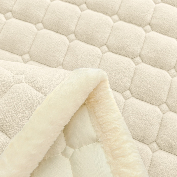 91家纺网 家纺一手货源 找家纺 爱屋及屋 2025新款牛奶绒纯色床护垫-好运熊大床系列 米白