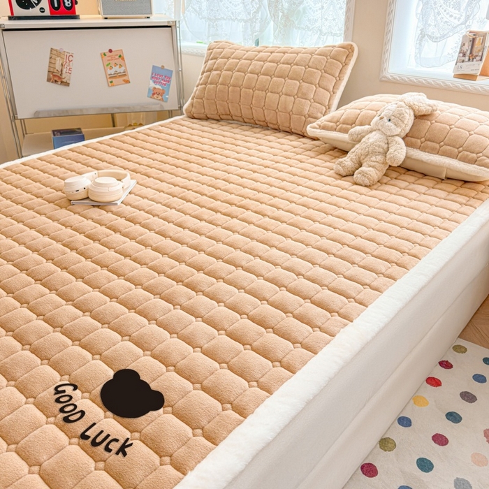 91家纺网 家纺一手货源 找家纺 爱屋及屋 2025新款牛奶绒纯色床护垫-好运熊大床系列 卡其