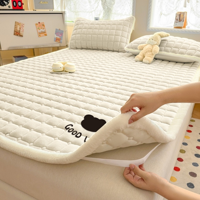 91家纺网 家纺一手货源 找家纺 爱屋及屋 2025新款牛奶绒纯色床护垫-好运熊大床系列 米白