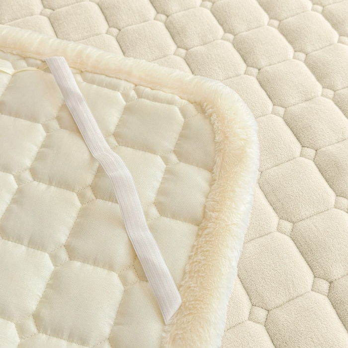 91家纺网 家纺一手货源 找家纺 爱屋及屋 2025新款牛奶绒纯色床护垫-好运熊大床系列 米白